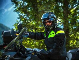 motociclista retrato dentro a montanhas foto