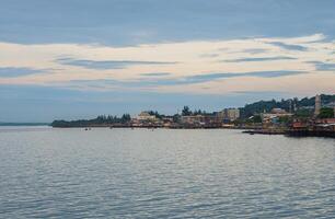 balikpapan, uma beira-mar cidade dentro leste Kalimantan foto