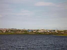 uma rio enseada perto a norte costeiro Vila. Yamal. foto