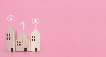 miniatura casa e dólar moeda ícones. a conceito do preço do casa, propriedade investimento, casa hipoteca, real Estado foto