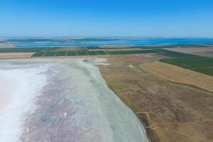 salina sal lago dentro a azov mar costa. antigo estuário. Visão a partir de acima. seco lago. Visão do a sal lago com uma pássaro olho Visão foto