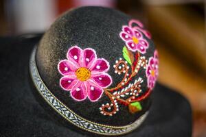 2023 8 14 Peru flores bordado em chapéu 1 foto