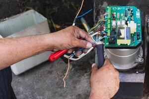 elétrico engenheiro verificação o circuito borda às lar. foto