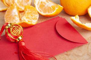 repique mandarim laranjas e chinês Novo ano vermelho pacote. chinês Novo ano celebração conceito foto
