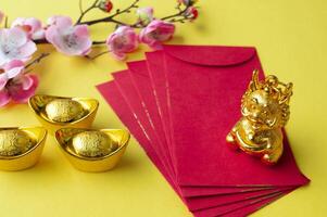 dourado Dragão em topo do chinês Novo ano vermelho pacote. chinês Novo ano celebração conceito foto