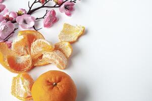 topo Visão do mandarim laranjas em branco fundo com Customizável espaço para texto ou desejos. chinês Novo ano celebração foto