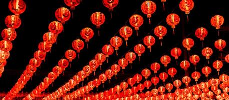 vermelho lanterna decoração para chinês Novo ano festivo festival China tradicional cultura dentro noite tempo, comemoro chinês Novo ano é asiático. foto