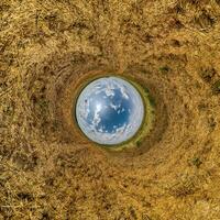 esfera do buraco azul pequeno planeta dentro da grama verde fundo redondo do quadro foto