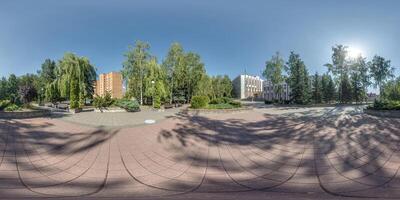 desatado esférico hdri 360 panorama Visão em quadrado com árvores perto residencial área com de vários andares e escritório construção e urbano desenvolvimento dentro equirretangular projeção, ar vr conteúdo foto