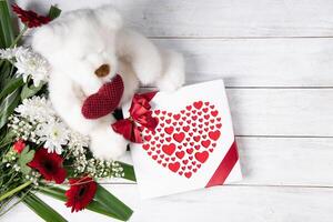 dia dos namorados dia presente, Urso de pelúcia Urso com uma coração, uma caixa do bombons e uma ramalhete foto