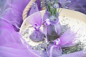 lilás lavanda dentro vasos e lavanda sachês, chiffon bolsas em uma bandeja, ainda vida foto