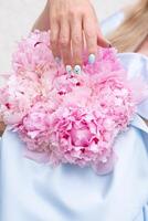 noiva dentro uma azul Casamento vestir com uma ramalhete do Rosa peônias, pastel paraíso foto