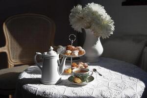 chá pausa dentro Inglês estilo, vintage ainda vida, caseiro pães, uma ramalhete Dálias foto