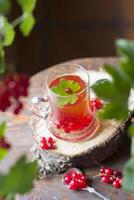 natural Vitamina chá com fresco vermelho groselha bagas, verão fruta colheita, abundância foto
