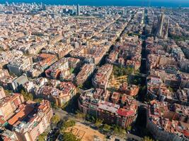 aéreo Visão do Barcelona cidade Horizonte às pôr do sol. foto