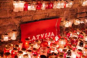 caloroso luz de velas exibição para da letônia independência dia celebração foto