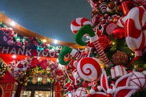 clássico Natal decoração e uma grato sinalização dentro Londres, Reino Unido. foto