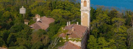 aéreo Visão do a atormentou fantasma ilha do poveglia dentro a veneziano lagoa foto