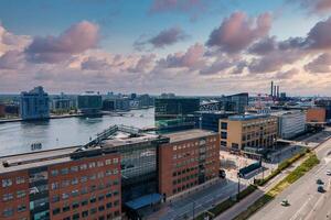 atrasado tarde panorama do moderno beira-mar dentro copenhaga ou Malmo foto