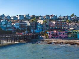 aéreo Visão do a Capitólio de praia Cidade dentro Califórnia. foto