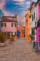 vibrante e colorida rua cena dentro burano, Veneza, Itália - viagem e turismo conceito foto