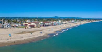 aéreo Visão do a santa cruz de praia Cidade dentro Califórnia. foto