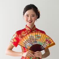 ai gerado lindo ásia mulher vestindo chinês cheongsam e segurando ventilador foto