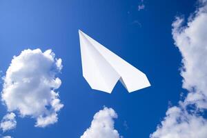branco papel avião dentro uma azul céu com nuvens. a mensagem símbolo dentro a mensageiro foto