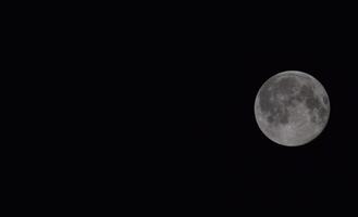 a lua dentro a noite céu foto