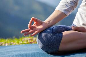 fechar acima padmasana lótus pose foto