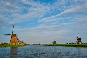 moinhos de vento às kinderdijk dentro Holanda. Países Baixos foto