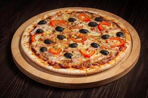 presunto pizza em de madeira borda foto