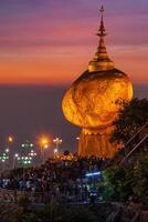 dourado Rocha Kyaiktiyo pagode, myanmar foto
