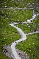 serpentina estrada dentro Himalaia montanhas foto