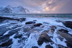 costa do norueguês mar em rochoso costa dentro fiorde em pôr do sol foto