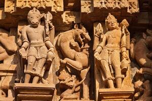 esculturas em khajuraho templos foto