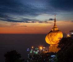 dourado Rocha Kyaiktiyo pagode, myanmar foto