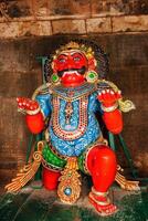tamil hindu divindade madeira estátua dentro Brihadishwarar têmpora, thanjavur foto