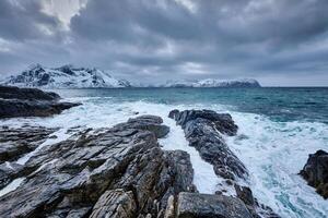 norueguês mar ondas em rochoso costa do lofoten ilhas, Noruega foto