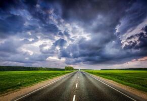 estrada e tormentoso céu foto