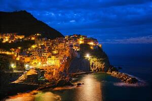 manarola Vila n a noite, cinque terre, Ligúria, Itália foto