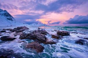 norueguês mar ondas em rochoso costa do lofoten ilhas, Noruega foto