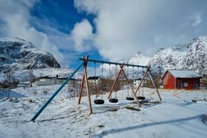 crianças Parque infantil dentro inverno. uma Vila, lofoten ilhas, Noruega foto