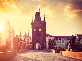 Charles ponte torre dentro Praga em nascer do sol foto