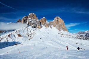 esqui recorrer dentro dolomitas, Itália foto