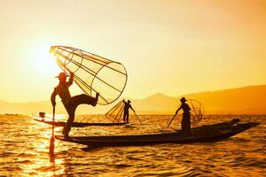 tradicional birmanês pescador às inle lago myanmar foto