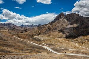 manali-leh estrada dentro Himalaia foto