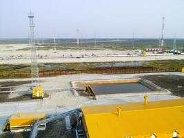 amarelo construção - óleo bombeamento estação para óleo bombeamento. campo petrolífero instalações. foto