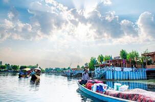 Dal lago e a lindo montanha alcance dentro a fundo, dentro a verão barco viagem, do cidade srinagar Caxemira Índia. foto