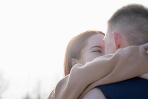 alegre romântico casal namoro e abraçando ao ar livre, céu fundo foto